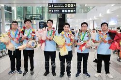 Đoàn Việt Nam trở về sau Kỳ thi Olympic Toán học Quốc tế (IMO) 2026