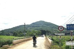 Vụ cầu 13 tấn 'cõng' dàn xe đầu kéo chở đất: Xe dừng hoạt động khi CSGT vào cuộc