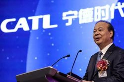 Từ cậu bé vùng núi nghèo đến doanh nhân 60 tỷ USD, nắm giữ 'trái tim' của hàng triệu xe điện