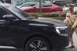 Xác định tài xế lái ô tô đẩy CSGT rồi bỏ chạy ở Hà Nội, công an dựng lại hiện trường
