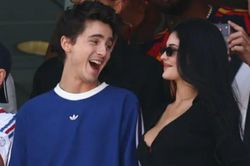 Kylie Jenner diện mốt gây tranh cãi khi sánh đôi bên Timotheé Chalamet
