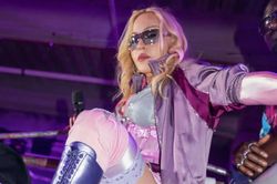 Madonna gây choáng với bộ trang phục đính hàng nghìn viên pha lê tại sân khấu World Cup 2026