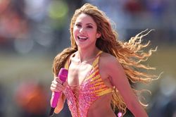 Shakira gây choáng với bộ trang phục đính hơn 200.000 viên pha lê tại chung kết World Cup 2026