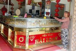 Người phụ nữ c&oacute; 7 tiền &aacute;n tiếp tục trộm v&agrave;ng