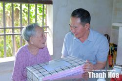 Phó Bí thư Tỉnh ủy Trịnh Tuấn Sinh viếng nghĩa trang liệt sĩ và thăm, tặng quà gia đình chính sách