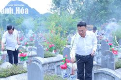 Đoàn công tác của tỉnh viếng nghĩa trang liệt sĩ; thăm, tặng quà người có công tại xã Thiết Ống và Điền Quang