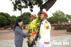 Chủ nhiệm Ủy ban Kiểm tra Tỉnh ủy Phạm Thị Thanh Thủy viếng nghĩa trang liệt sĩ; thăm, tặng quà gia đình chính sách