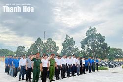 Trưởng Ban Tuyên giáo và Dân vận Tỉnh ủy Đào Xuân Yên dâng hương tri ân các Anh hùng liệt sĩ, thăm và tặng quà người có công