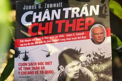 Cuốn s&aacute;ch 'Ch&acirc;n trần, ch&iacute; th&eacute;p' của cựu binh Mỹ James G. Zumwalt: Đi về ph&iacute;a b&ecirc;n kia chiến tuyến
