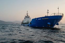 Giao thông ở eo biển Hormuz lại giảm mạnh