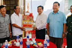 Phó Chủ tịch UBND tỉnh An Giang Ngô Công Thức thăm gia đình người có công tại xã Tân Thạnh và Đông Hưng