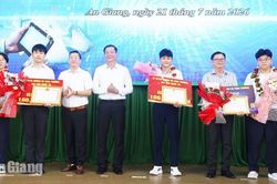 An Giang thưởng hơn 1,2 tỷ đồng cho học sinh, giáo viên đạt thành tích quốc gia, quốc tế