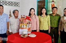 Phó Chủ tịch Thường trực HĐND tỉnh An Giang thăm, tặng quà người có công tiêu biểu