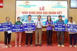 Xã Tân Hội bàn giao 7 căn nhà đại đoàn kết
