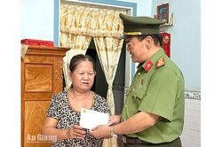 Phòng Cảnh vệ miền Nam tri ân gia đình liệt sĩ tại xã Hội An