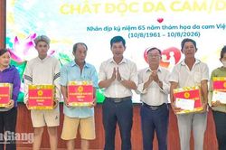 Vĩnh Thuận trao quà cho nạn nhân chất độc da cam