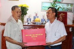 Chủ nhiệm Ủy ban Kiểm tra Tỉnh ủy Đinh Đức Cảnh thăm, tặng quà người có công tại phường Nếnh