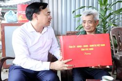 Trưởng Ban Tuyên giáo và Dân vận Tỉnh ủy Bắc Ninh thăm, tặng quà người có công tại xã Biên Sơn