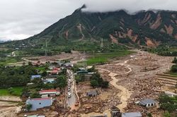 Chủ động phòng, chống dịch bệnh sau mưa lũ ở Mường Than