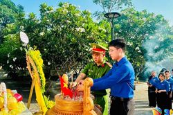 Tuổi trẻ phường Hòa Khánh ra quân chăm sóc Nghĩa trang liệt sĩ Hòa Sơn