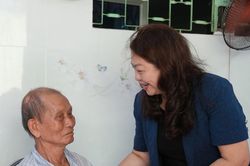 Phó Chủ tịch Thường trực Ủy ban MTTQ Việt Nam thành phố Nguyễn Thị Thu Lan thăm người có công cách mạng