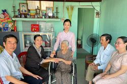 Đảng viên các chi bộ ở xã Đại Lộc tri ân người có công