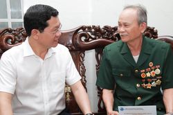 Phó Chủ tịch Thường trực HĐND thành phố Trần Phước Sơn thăm, tặng quà các gia đình chính sách