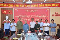 Trưởng ban Tổ chức Tỉnh ủy Phạm Đức Toàn tặng quà gia đình chính sách xã Pú Nhung, Mường Mùn