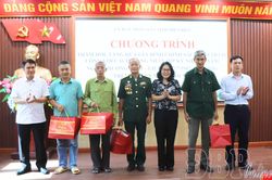 Đồng chí Lò Thị Minh Phượng tặng quà gia đình chính sách tại xã Thanh Nưa