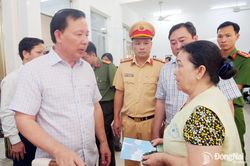 Chủ tịch UBND thành phố Đồng Nai thăm hỏi, hỗ trợ các nạn nhân vụ cháy xe khách đang điều trị tại bệnh viện