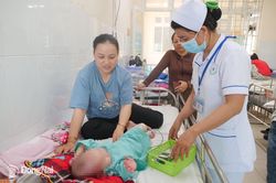 Cứu sống bé gái 7 tháng tuổi ngưng tim, ngưng thở 15 phút vì hóc quả chôm chôm