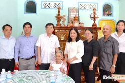 Phó Bí thư Tỉnh ủy Nguyễn Văn Mười thăm gia đình chính sách tại phường Mỹ Tho và xã Tân Đông