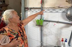 Nhiều nhà dân ở Bồng Sơn bị rạn nứt do thi công đường