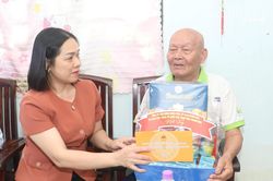 Phó Chủ tịch Thường trực Ủy ban MTTQ Việt Nam tỉnh Trần Thu Mai thăm, tặng quà các gia đình có công với cách mạng