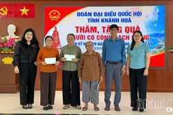 Đo&agrave;n đại biểu Quốc hội tỉnh thăm, tặng qu&agrave; c&aacute;c gia đ&igrave;nh c&oacute; c&ocirc;ng với c&aacute;ch mạng