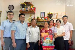 Xã Khánh Vĩnh thăm, tặng quà các gia đình có công với cách mạng