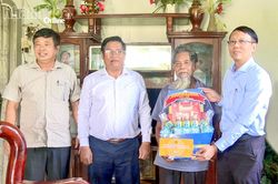 Phó Chủ tịch UBND tỉnh Nguyễn Thanh Hà thăm, tặng quà các gia đình người có công với cách mạng