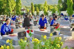 Tuổi trẻ phường Cam Ranh ra quân sơn sửa hơn 300 phần mộ liệt sĩ