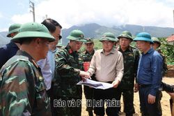 Phó Thủ tướng Chính phủ Hồ Quốc Dũng thăm hỏi bà con và kiểm tra, làm việc về công tác khắc phục hậu quả mưa lũ tại tỉnh Lai Châu