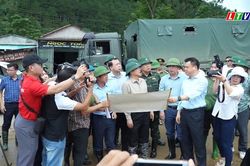 Ph&oacute; Thủ tướng Ch&iacute;nh phủ Hồ Quốc Dũng kiểm tra c&ocirc;ng t&aacute;c khắc phục hậu quả mưa lũ