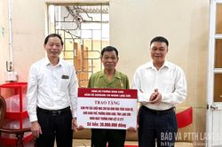 Trao kinh phí hỗ trợ sửa nhà cho thương binh có hoàn cảnh khó khăn tại phường Đông Kinh