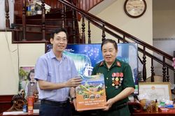 Lãnh đạo phường Lương Văn Tri thăm, tặng quà người có công