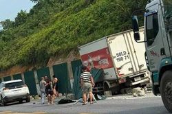 Tài xế tử vong sau khi ô tô đâm vào hộ lan trên cao tốc Nội Bài - Lào Cai