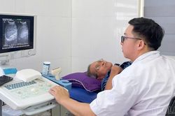 Hơn 100 đảng viên và cán bộ lão thành xã Phúc Lợi được khám sức khỏe miễn phí