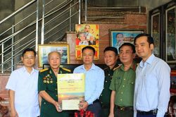 Lãnh đạo tỉnh Lào Cai thăm, tặng quà người có công nhân dịp 27/7