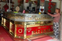 Giả vờ mua trang sức, nữ quái có 7 tiền án 'cuỗm' mặt dây chuyền vàng