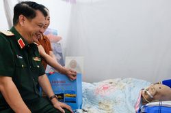 Thiếu tướng Đinh Hồng Tiếng thăm, tặng quà gia đình chính sách, người có công