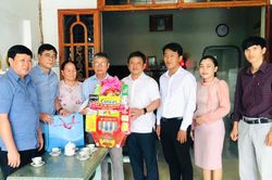 Chánh Văn phòng Tỉnh ủy Lâm Đồng Nguyễn Khắc Bình thăm, tặng quà người có công