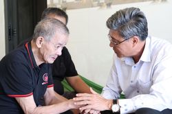 Ph&oacute; Chủ tịch UBND tỉnh L&acirc;m Đồng Nguyễn Minh thăm, tặng qu&agrave; người c&oacute; c&ocirc;ng