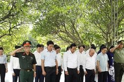 Đoàn đại biểu Phú Thọ viếng nghĩa trang liệt sĩ tại tỉnh Điện Biên